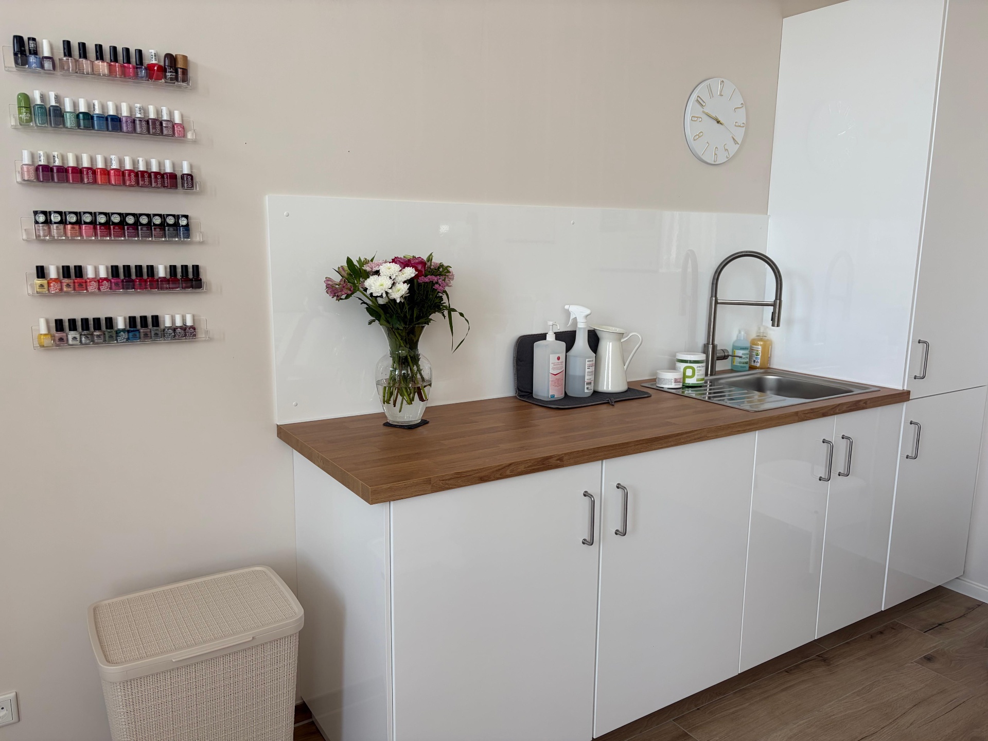Pflegebereich im Studio von Mandy Mazur in Forchheim – Nagellack-Auswahl, frische Blumen und entspannende Wohlfühl-Atmosphäre
